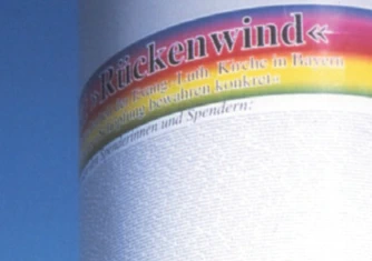 Der Schriftzug des Projektes Rückenwind aufgemalt auf den Schaft des Windrades Die Namen aller Spender sind unterhalb des Schriftzuges aufgemalt der Link führt zum ausführlichen Artikel